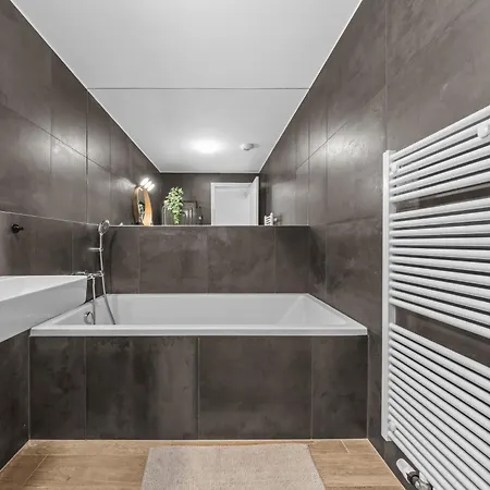 Eurovea Tower - The First Skyscraper In Slovakia Апартаменти