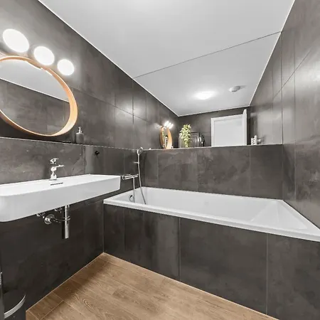 Eurovea Tower - The First Skyscraper In Slovakia Апартаменти